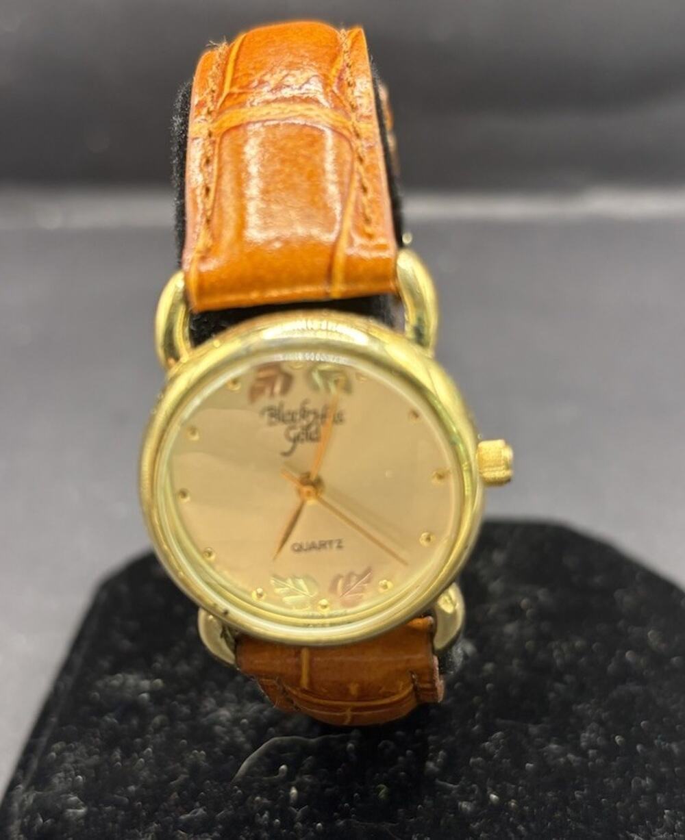 VTG Ladies Black Hills Leaves Autumn Gold Quartz Wristwatch Leather Band Analog